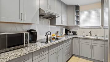 Køleskab, mikrobølgeovn, opvaskemaskine, kaffe-/temaskine