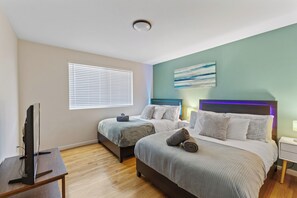 4 habitaciones, tabla de planchar con plancha y cuna de viaje 