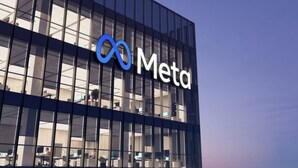 En moderne bygning med en glasfacade og Meta-logoet tydeligt synligt.