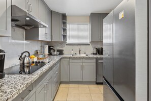 Refrigerador, microondas, lavavajillas y cafetera y tetera 