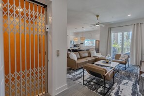 Smart TV, video games - Madeira Luxe Retreat (Madeira Beach)