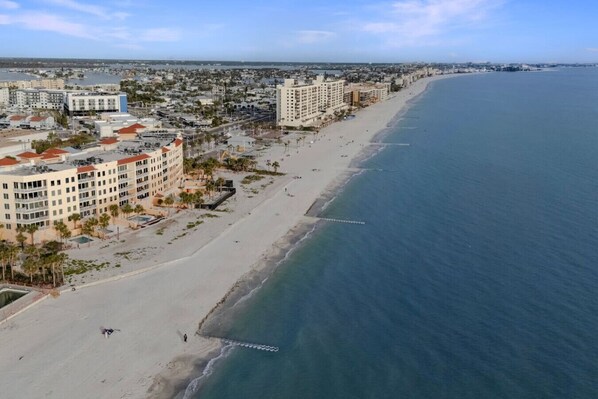 Beach nearby - Madeira Luxe Retreat (Madeira Beach)