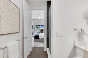 Desk, iron/ironing board, travel cot, free WiFi - Madeira Luxe Retreat (Madeira Beach)