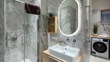 Apartamento de lujo, 1 cama de matrimonio con sofá cama, cocina | Baño | Ducha, secador de pelo, toallas y jabón