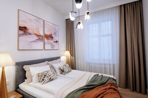 Luxury Apartment, 1 Queen Bed with Sofa bed, Kitchen | 1 bedroom, iron/ironing board, free WiFi