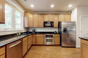 Réfrigérateur, four à micro-ondes, un four, surface de cuisson