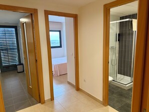 2 habitaciones, tabla de planchar con plancha, wifi y ropa de cama