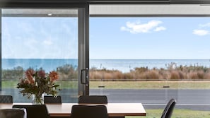 Comedor con vistas al océano y la playa.
