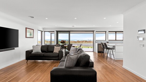 Smart TV, video games