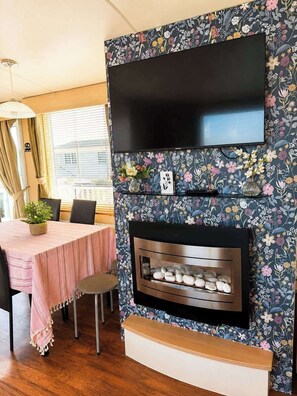 Dining - Caravan Meg Sleeps 6 With Free Parking (Rhyl)