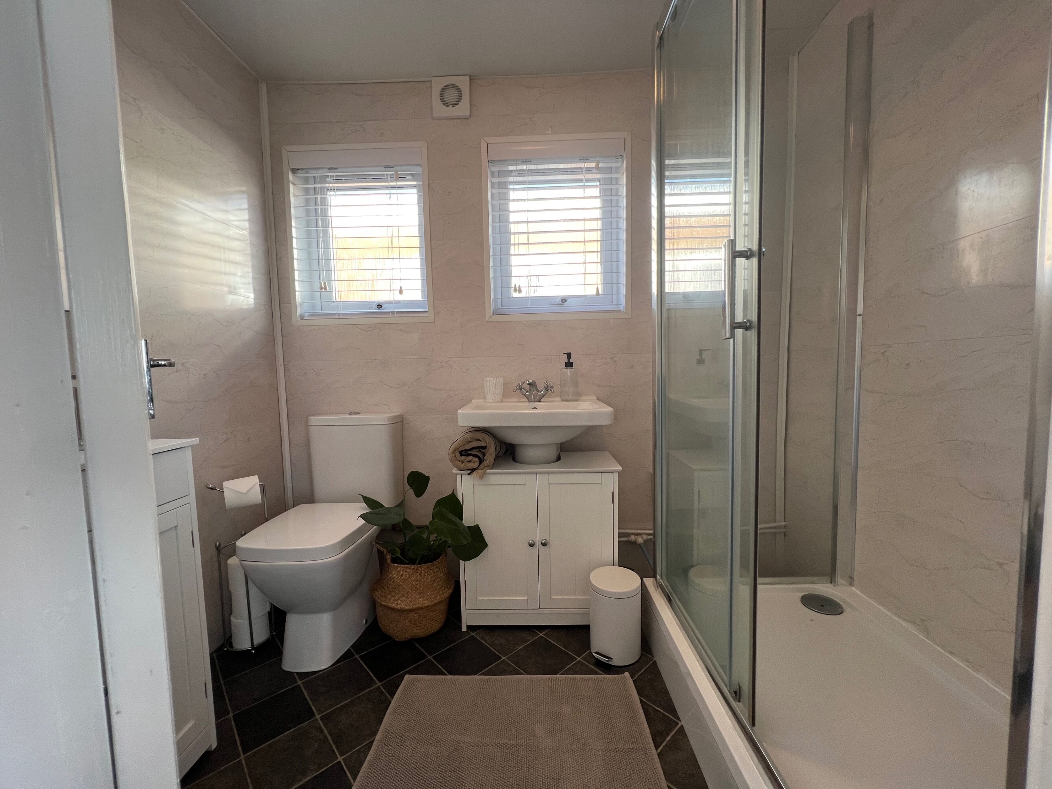 Chalet | Bathroom | Shower, hair dryer, towels