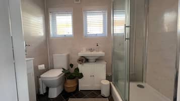 Chalet | Bathroom | Shower, hair dryer, towels