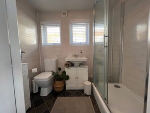 Chalet | Bathroom | Shower, hair dryer, towels - Beach Chalet - 2 Bedrooms - 4 Guests - Parking (Great Yarmouth)