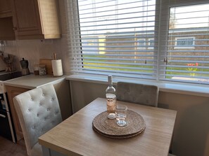 Chalet | Dining - Beach Chalet - 2 Bedrooms - 4 Guests - Parking (Great Yarmouth)