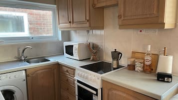 Chalet | Private kitchen | Fridge, microwave, oven, stovetop