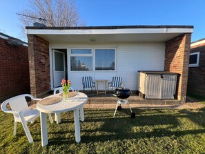Chalet | Outdoor dining - Beach Chalet - 2 Bedrooms - 4 Guests - Parking (Great Yarmouth)