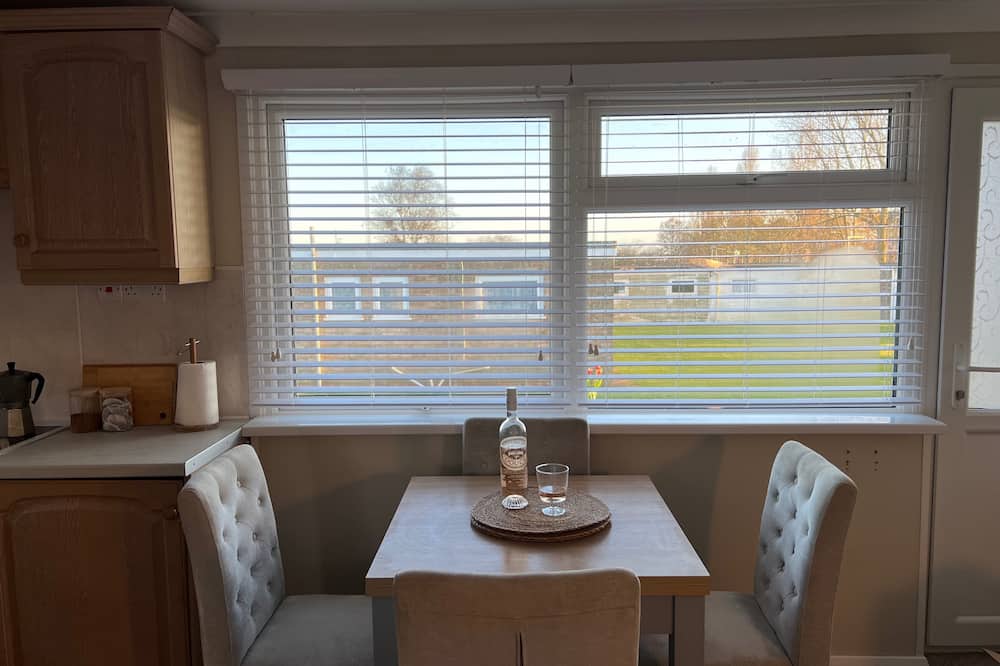 Beach Chalet - 2 Bedrooms - 4 Guests - Parking - Thrigby