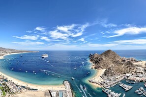Beach - Beautiful condo with a balcony, kitchen, sparkling pools, & fitness center (Cabo San Lucas)