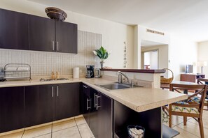 Een koelkast, een kookplaat, een koffiezetapparaat/waterkoker