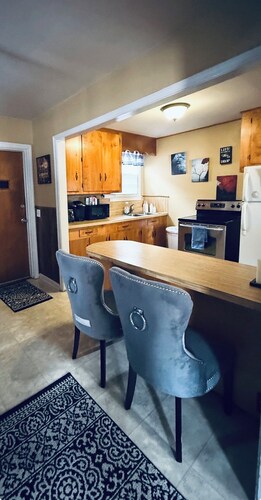 Cozy 3-bedroom Home in West Columbia located only 5 minutes from downtown vista.