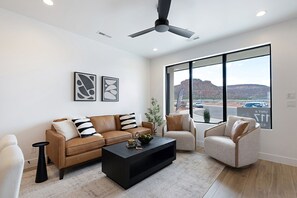 TV, offices - Luxury Kanab Townhome | Near Zion, Bryce & Grand Canyon (Kanab)