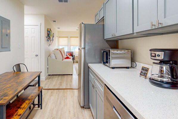 Fridge, microwave, oven, stovetop - Renovated apartment with full kitchen, WIFI and close to beach (Corpus Christi)