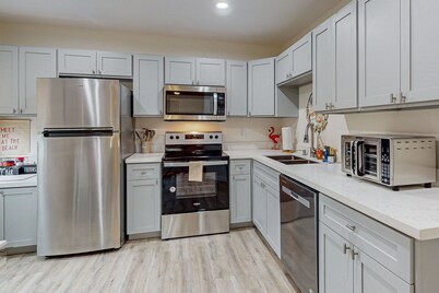 Renovated apartment with full kitchen, WIFI and close to beach