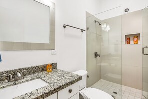 Hårføner og håndklær