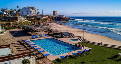 Dog-friendly oceanfront villa with pool access, rooftop patio, full kitchen