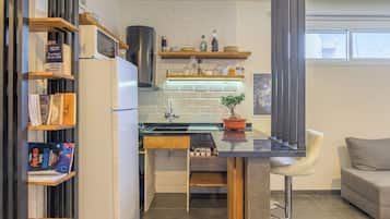 Jääkaappi, mikroaaltouuni, liesi, kahvin-/teenkeitin