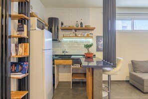 Réfrigérateur, micro-ondes, plaque de cuisson, cafetière/bouilloire