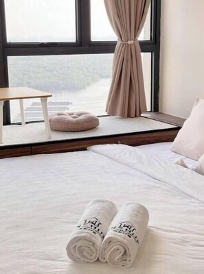 3 habitaciones, tabla de planchar con plancha y ropa de cama