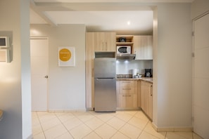 Réfrigérateur, micro-ondes, plaque de cuisson, cafetière/bouilloire