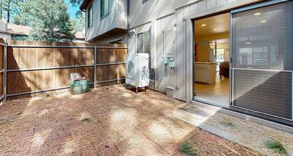 Peaceful condo with patio, pool/hot tub, gym, and fireplace