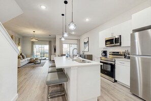 Fridge, microwave, oven, stovetop - Stylish Townhouse with Private Pool, Minutes from Disney and Universal (Davenport)