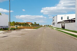 Property grounds - Stylish Townhouse with Private Pool, Minutes from Disney and Universal (Davenport)