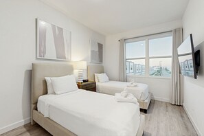 6 bedrooms, iron/ironing board, Internet, bed sheets - Stylish Townhouse with Private Pool, Minutes from Disney and Universal (Davenport)