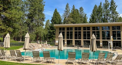 Central Oregon condos with pools, athletic courts, wood fireplace, & gas grill