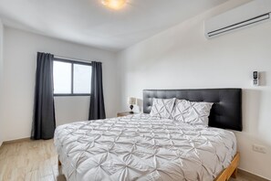 2 slaapkamers, een strijkplank/strijkijzer, internet, beddengoed