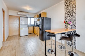 Een koelkast, een microgolfoven, een kookplaat