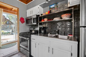 Cabin, Multiple Beds, Patio, Mountain View | Private kitchen