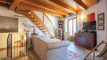 Smart TV, fireplace, stereo