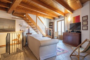 Smart TV, fireplace, stereo