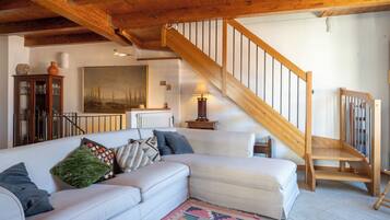 Smart TV, caminetto, impianto stereo