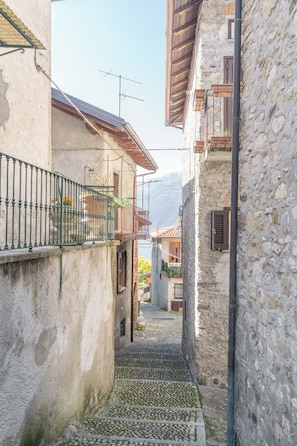 Property grounds - La Dimora del Borgo - Two Bedroom House, Sleeps 6 (Lierna)