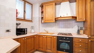 Een koelkast, een magnetron, een oven, een kookplaat