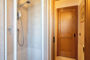 Doccia, asciugacapelli, bidet, asciugamani