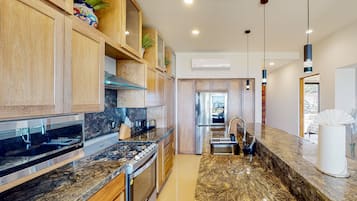 Geladeira, micro-ondas, fogão, cooktop