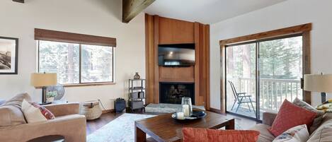 Télévision, cheminée