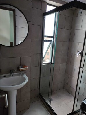 Dusche, Haartrockner, Handtücher, Seife